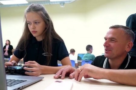 Литва, Эстони тэргүүтэй улс орнууд бага, дунд ангийн сургалтын хөтөлбөртөө дрон эзэмших хичээл багтаажээ 