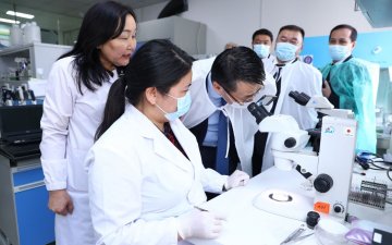 Боловсрол, шинжлэх ухааны сайд Л.Энх-Амгалан Мал эмнэлгийн хүрээлэнд ажиллав