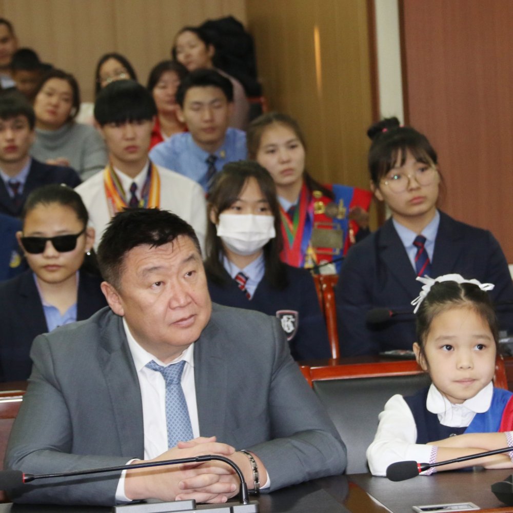 БАЯРТ МЭДЭЭ