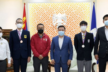 Олон улсын химийн олимпиадад медаль хүртсэн сурагчдад шагналыг нь гардууллаа
