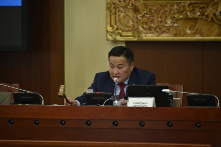 Засгийн газар үүргээ хүлээх үү, Хөгжлийн банкийг дампууруулах уу гэдэг салаа зам дээр байна