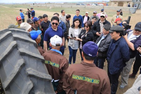 Ерөнхий сайд У.Хүрэлсүх тариалангийн бүс нутагт ажиллаж байна