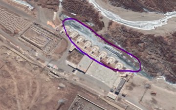 Үндэсний цэцэрлэгт хүрээлэнгийн талбайн урд хэсэгт байгуулсан усан толионд 11-15 насны 4 хүүхэд живжээ