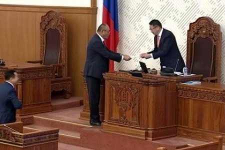 Ардчилсан намынхан Засгийн газрыг огцруулах бичгийг УИХ-д өргөн барилаа