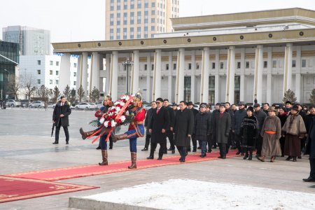 Д.Сүхбаатарын хөшөөнд цэцэг өргөж, хүндэтгэл үзүүлэв