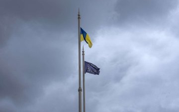 Бямба гарагт Украины Аюулаас Хамгаалах алба зэвсгийн нийлүүлэлт, худалдан авалтаас хувьдаа их хэмжээний мөнгө завшсан 5 албан тушаалтныг баривчилсан талаар мэдэгджээ