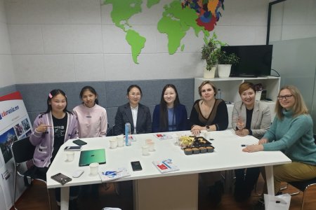 Владивостокын их сургуулийн багш нар 1жилийн онлайн ангийн сурагч нартай уулзлаа 