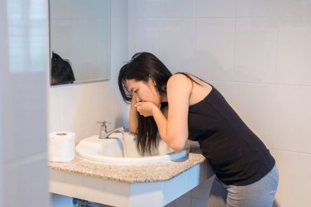 Хэрэв танд хөнгөн хэлбэрийн дотор муухайрах болон бөөлжих шинж тэмдэг байгаа бол зарим энгийн арга туслах болно. Үүнд: