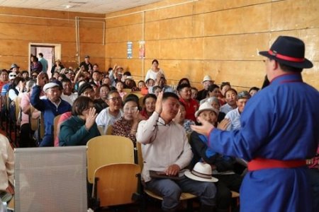 Шинэжинстийнхэн сумын төр, захиргааны байгууллага иргэдийн хяналтад, улс төрөөс хараат бус ажиллах ёстой гэж үзэж байна