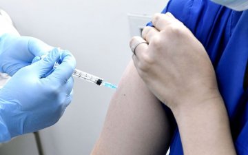 Халдвар авч байгаа 10 хүн тутмын 9 нь вакцины бүрэн тундаа хамрагдаагүй байна