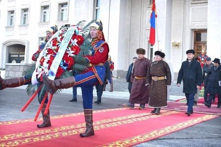 Төрийн Тамганы хөшөөнд цэцэг өргөж хүндэтгэл үзүүллээ