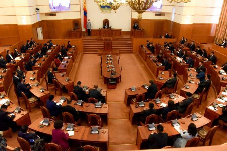 Чуулган: Урсгал зардлыг танахыг гишүүд Сангийн сайдад 