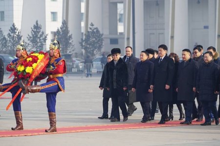 МАН-ын удирдлагууд Их жанжин Д.Сүхбаатарын хөшөөнд цэцэг өргөлөө 
