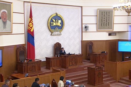 Хуулийн төсөл дээр УИХ, ЗГ-ын гишүүдийн байр суурь зөрүүтэй байгааг харгалзаж УИХ-ын дарга Г.Занданшатар түр завсарлага авахыг зөвшөөрчээ