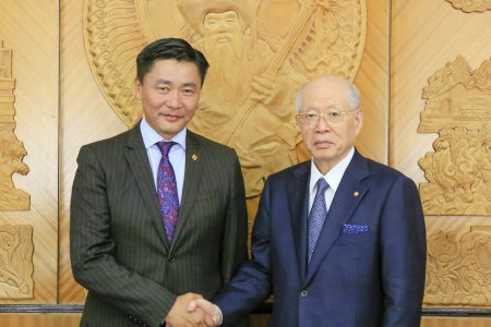 Нобелийн шагналтныг салбарын сайд хүлээн авч уулзлаа