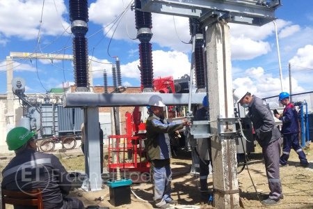 Эрдэнэт үйлдвэрийн цахилгаан тоноглолыг сольж байна