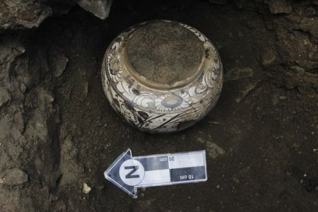 Археологочид өрөм, шар тосоор дүүрэн тэс хөлдүү ваар, эд зүйлс олжээ