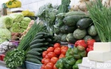 Худалдагч: Монгол ургацын нэг кг өргөст хэмхийг 18.000, улаан лоолийг 14.000 төгрөгөөр авч 500-1000 төгрөг нэмж зарж байна