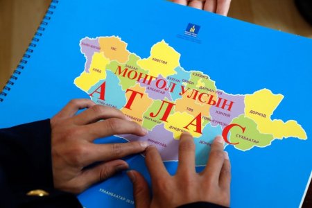 Нийслэлийн 116 дугаар сургуульд Брайль атлас хүлээлгэн өглөө