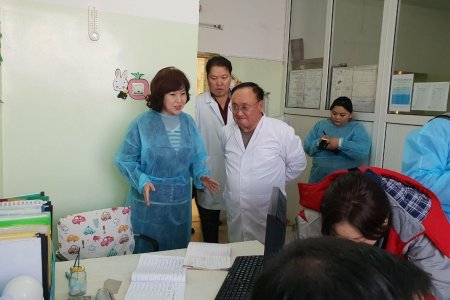 Дүүргийн эмнэлгүүдэд нэн шаардлагатай тоног төхөөрөмжүүд гардуулж өглөө