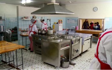 Дунд сургуулиудын цайны газрыг ихэвчлэн хувь иргэд түрээслэн ажиллуулдаг