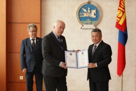 Монголч эрдэмтэн  Алтан гадас одонгоор шагнагдлаа