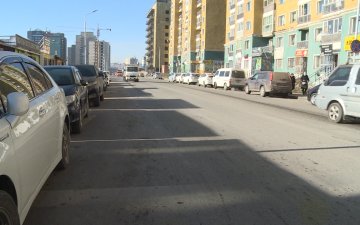 Авто машины зогсоол хүрэлцээгүйн улмаас иргэд гэрийнхээ гаднаас машинаа ачуулж, торгуулж байна