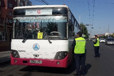 Автотээврийн хяналтын улсын байцаагч нар Энхтайваны өргөн чөлөөний дагуух автобусны зогсоолуудад ажиллаж байна