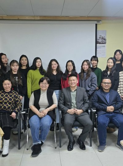 Доктор (Ph.D) Г. АЛТАНСҮХ “XII зууны монголчуудын нийгмийн байгууллын судалгааны арга зүйн асуудал” сэдвээр лекц уншлаа.