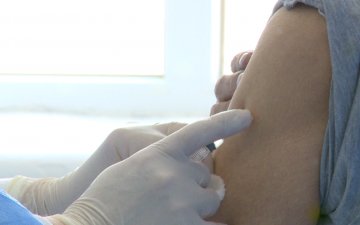 Улсын хэмжээнд нийт хүн амын 77 хувь, нийслэлийн хүн амын  94 хувь нь вакцины 1-р тунд хамрагджээ