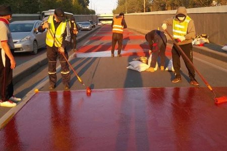 Дөрвөн уулзвар, автобусны 16 буудалд халтиргаанаас сэргийлэх хучилт хийж байна