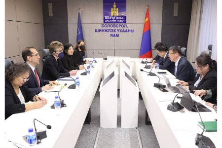 ДЭЛХИЙН БАНК БОЛОВСРОЛЫН САЛБАРТ ДЭМЖЛЭГ ҮЗҮҮЛЖ, ХАМТАРЧ АЖИЛЛАХ САНАЛ СОЛИЛЦЛОО