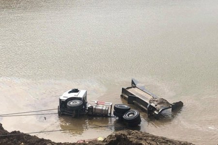 Осолдсон авто машиныг нуураас татан гаргаж, операторыг эрэн хайх ажиллагаа үргэлжилж байна