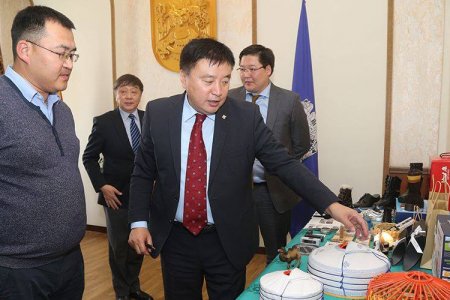 Хотын дарга зочиддоо үндэсний брэндийг бэлэглэнэ