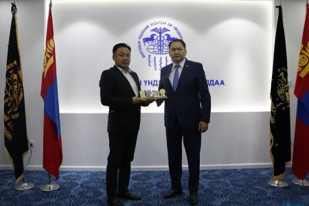 “Эрдэнэс Монгол” ХХК-ийг хоёр жил дараалан “ТОП-100 аж ахуйн нэгж”-ийн нэгээр өргөмжиллөө