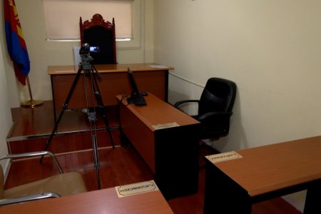 Шүүх хуралдааны танхим нийтийн байрны өрөөнөөс ч давчуу байна