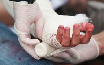 Түлэнхийн эмнэлэг газаргүй болсон учраас зоорийн давхартаа моорог хийж байна