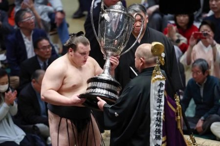 Хакүхогийн 20 жилийн өмнөх амжилтыг озеки Аонишики давтлаа