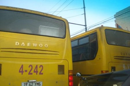 Нийтийн тээврийн автобус зорчигч тээвэрлэж байх үедээ шатжээ