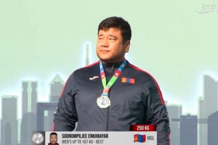 Хөдөлмөрийн баатар Э.Содномпилжээ дэлхийн цомоос мөнгөн медаль хүртлээ