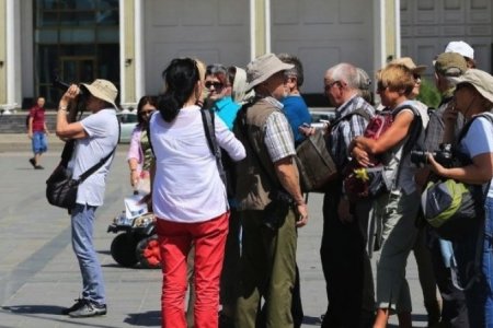 Гадаадын аялагчид Монголын уламжлалт зан заншил болон байгаль, зэрлэг ан амьтдыг үзэхээр ирдэг  