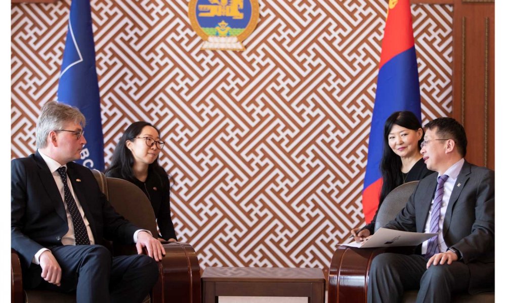 АНГЛИЙН ТАЛ БОЛОВСРОЛЫН САЛБАРЫГ ДЭМЖИЖ АЖИЛЛАНА ГЭДГЭЭ ИЛЭРХИЙЛЛЭЭ