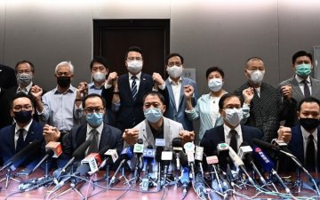 Хонконгийн ардчиллыг дэмжигч сөрөг хүчний бүх гишүүд огцрох шийдвэр гаргажээ