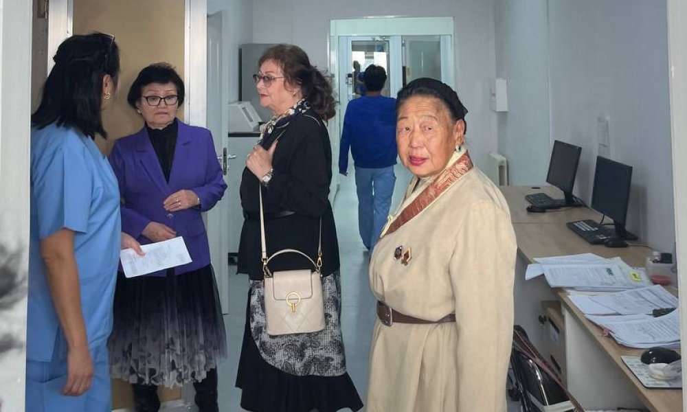 “ОЛОН УЛСЫН АХМАДЫН ӨДӨР”-ИЙГ ТОХИОЛДУУЛАН АХМАДУУДАА ХҮЛЭЭН АВЧ ХҮНДЭТГЭЛ ҮЗҮҮЛЛЭЭ