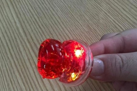 Шинэ жилийн бэлгийн багцад орсон товчин зайтай чихэр нь хүүхдийн эрүүл мэндэд эрсдэл учруулж байна