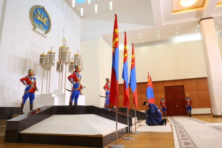 Монгол Улсын Ерөнхийлөгч У.Хүрэлсүх Есөн хөлт цагаан туганд хүндэтгэл үзүүлж, Төрийн золголт хийв