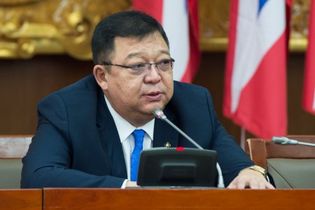 С.Эрдэнэ: У.Хүрэлсүх ганц ч км зам тавиагүй атлаа өөрийгөө баатар болгох гэж шуудай шуудайгаар нь мөнгө цацаж байна 