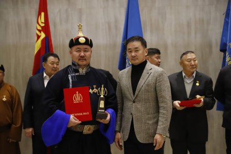  МУТМУ Б.Лхагва-Очир Улсын наадмын 1 айраг, Бүсийн наадмын 2 түрүү 5 айраг Манлай.мн хамт олноос гарын бэлэг гардуулав.