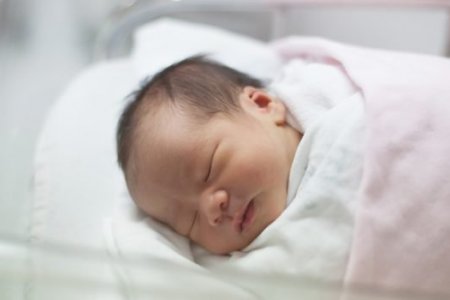 Ажиглалтад байсан эмэгтэй амаржиж, охинтой болжээ