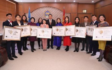 “ДЭЛХИЙН ШИЛДЭГ БАГШ” ШАЛГАРУУЛАЛТАД НЭР ДЭВШИЖ БУЙ 10 БАГШИД БАТЛАМЖ ГАРДУУЛЖ, ЗӨӨВРИЙН КОМПЬЮТЕР БЭЛЭГЛЭЛЭЭ